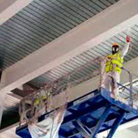 Aplicfire S.L. trabajador arreglando el techo